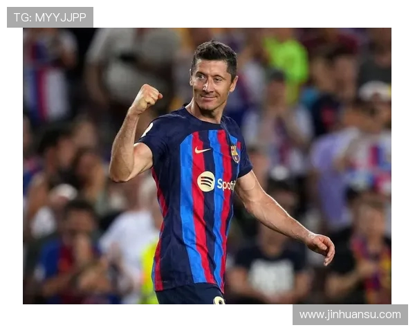 巴萨9000万巨星救主：单刀打空门 亲吻队徽！4万人鼓掌致敬